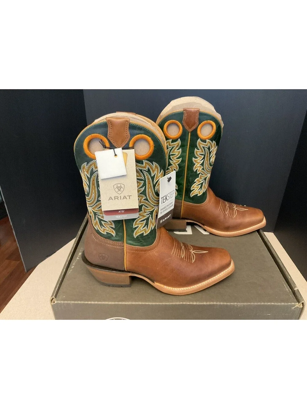 New! Mens Ariat Bronc Stomper Benedictine/Lucky Clover Western Boots. Size 9EE